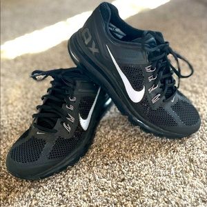 Nike Air Max sneakers. Classic Nike comfort and style. These are a win win!